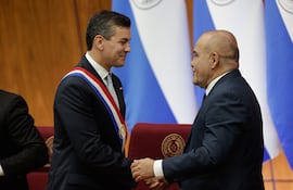 El presidente de la República, Santiago Peña (i), junto al presidente del Congreso, Basilio "Bachi" Núñez.