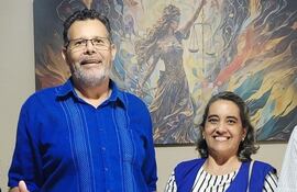 El diputado Miguel Martínez y su esposa y suplente, María Fátima Ramírez de Martínez