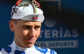 El ciclista esloveno Tadej Pogacar (27 años), que tuvo que abandonar la Vuelta a España este sábado por una caída en la octava etapa, presenta una conmoción cerebral, una fractura con desplazamiento de la clavícula izquierda, otra fractura cervical estable de la vértebra C7 y múltiples abrasiones.