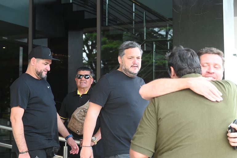 Rodrigo Nogués, presidente de Olimpia, saluda fuera del hotel de concentración de Olimpia en Pedro Juan Caballero en la previa del partido ante 2 de Mayo por la segunda fecha del torneo Apertura 2026 de la Primera División de Paraguay.