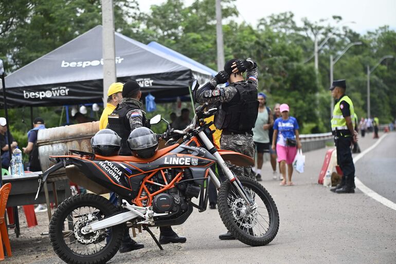 Uniformados policiales, entre ellos del grupo Lince, custodian los alrededores de Caacupé. 