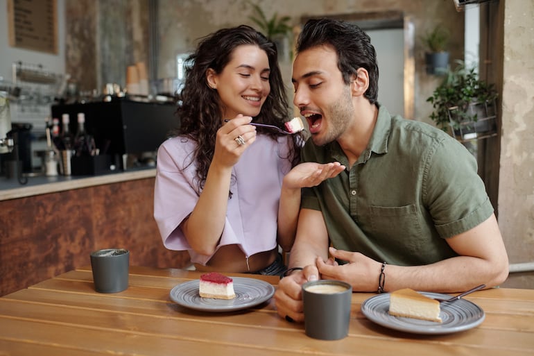 Persona feliz comiendo postre.