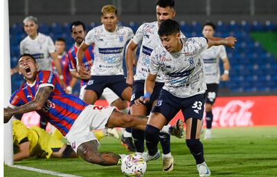 El “refuerzo” Sergio Araújo (32 años) acusa un supuesto golpe de Nelson Ariel Gauto (21). El argentino tuvo un discreto nivel, al igual que todo el equipo azulgrana.