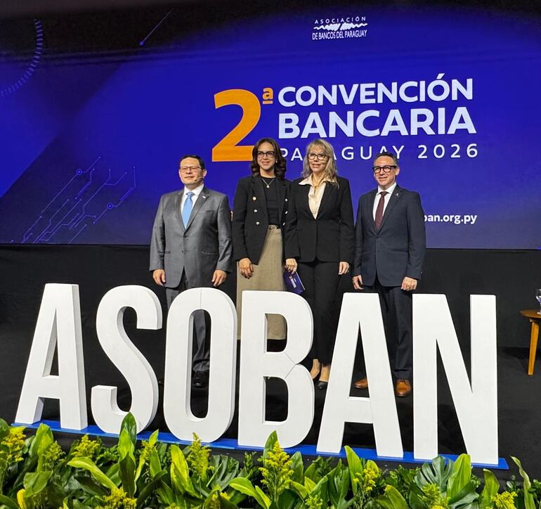 Óscar Orué, director Nacional de Ingresos Tributarios, Stella Guillén, presidenta de la AFD, Liz Cramer, presidente ejecutiva de Asoban y el viceministro de Mipymes, Gustavo Giménez, este viernes en la segunda y última jornada de la Convención Bancaria Paraguay 2026.