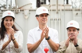 Claudia Centurión, ministra de Obras, Santiago Peña, presidente y Félix Sosa, titular de la ANDE. (Gentileza de Presidencia).