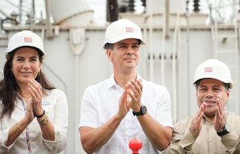 Claudia Centurión, ministra de Obras, Santiago Peña, presidente y Félix Sosa, titular de la ANDE. (Gentileza de Presidencia).
