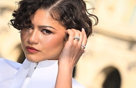 Zendaya mostrando su anillo el llegar al desfile de Louis Vuitton Women's Ready to Wear Fall/Winter 2026-2027 en París. (JULIEN DE ROSA / AFP)