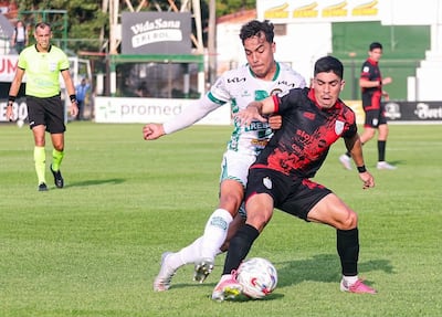Víctor Cabañas y Luis Ortiz, durante el partido de la primera rueda en La Arboleda, donde Rubio Ñu y Ameliano empataron 1-1.