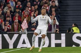 El delantero francés del Real Madrid Kylian Mbappé celebra el 0-3 conseguido durante el partido de la jornada 19 de LaLiga EA Sports entre el Athletic Club y el Real Madrid, disputado este miércoles en el estadio de San Mamés en Bilbao.