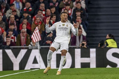 El delantero francés del Real Madrid Kylian Mbappé celebra el 0-3 conseguido durante el partido de la jornada 19 de LaLiga EA Sports entre el Athletic Club y el Real Madrid, disputado este miércoles en el estadio de San Mamés en Bilbao.
