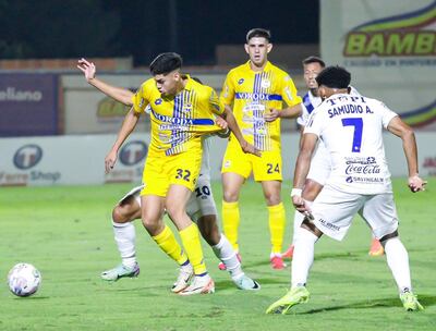 Alejandro Samudio (7), futbolista de Sportivo Ameliano. observa el balón en un partido frente a Sportivo Trinidense por el torneo Apertura 2025 del fútbol paraguayo en el estadio Ameliano Villeta, en Villeta, Paraguay.