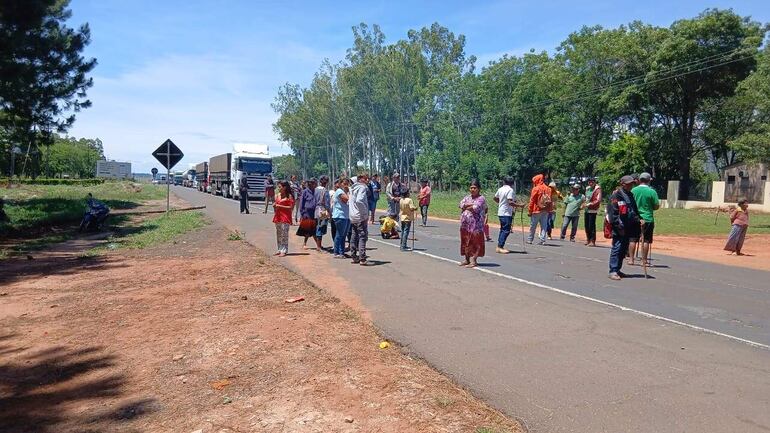 La medida de protesta de los indígenas está afectando la libre circulación de los vehículos que utilizan el trayecto.
