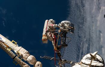 El cosmonauta de Roscosmos Sergey Ryzhikov aparece al final del brazo robótico europeo mientras trabaja en una cámara de alta resolución durante una caminata espacial de seis horas y nueve minutos fuera de la Estación Espacial Internacional el 16 de octubre de 2025.