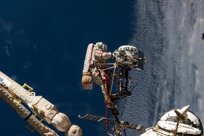 El cosmonauta de Roscosmos Sergey Ryzhikov aparece al final del brazo robótico europeo mientras trabaja en una cámara de alta resolución durante una caminata espacial de seis horas y nueve minutos fuera de la Estación Espacial Internacional el 16 de octubre de 2025.