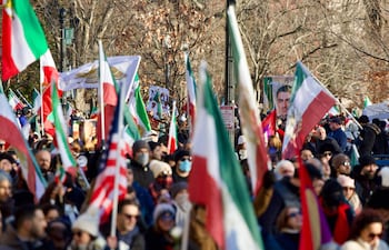 Manifestantes protestan contra la mortífera represión en Irán cerca de la Casa Blanca en Washington, D.C.