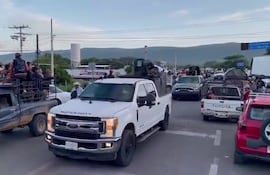 Convoy de narcos del Cártel de Sinaloa fueron aplaudidos y ovacionados en una localidad del estado de Chiapas, México.