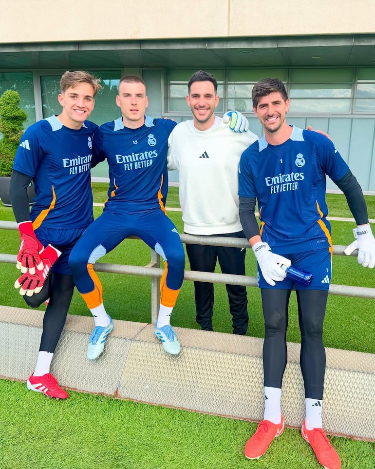 Joaquín Ketlún, junto a los porteros de Real Madrid, Thibaut Courtois (dorsal 1), Andriy Lunin (dorsal 13) y el canterano Fran González.