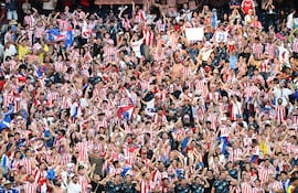 Paraguay celebra su victoria sobre Alemania en los 16avos de final de la Copa Mundial en un estadio lleno de aficionados.