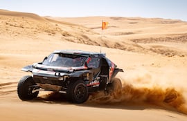 El Dacia Sandriders comandado por Nasser Al-Attiyah y Fabian Lurquin durante la etapa de hoy.