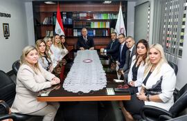 Los nuevos fiscales adjuntos reunidos con el titular del Ministerio Público, Emiliano Rolón.