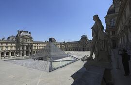 Vista del Museo del Louvre de París, que albergará una exposición de obras ucranianas pertenecientes al museo Khanenko de Kiev, uno de los afectados por la guerra.