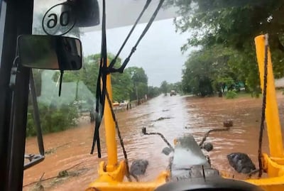 Las intensas lluvias desbordan arroyos en Paso Yobái, inundando caminos y viviendas en la compañía Curuzú.