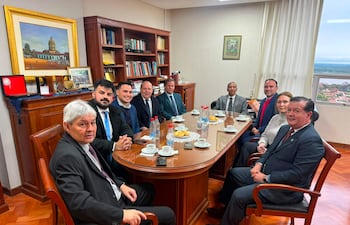Alberto Jiménez Rolón y Alberto Joaquín Martínez Simón sentados en torno a una mesa, con posturas formales y expresión tranquila en ambiente de reunión.