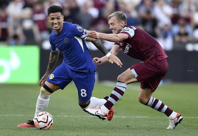 Enzo Fernández (i), del Chelsea, trata de escaparse de la marca de James Ward-Prowse, futbolista del West Ham.