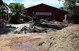 Entre escombros, materiales de construcción y montículos de arena lavada, se encuentra la entrada del Colegio Técnico Nacional.