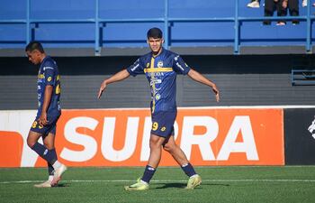 El atacante del Sportivo Trinidense Alan Cano celebra uno de los dos tantos que anotó ayer frente al Sportivo Limpeño. (Foto: @CopaParaguayAPF)