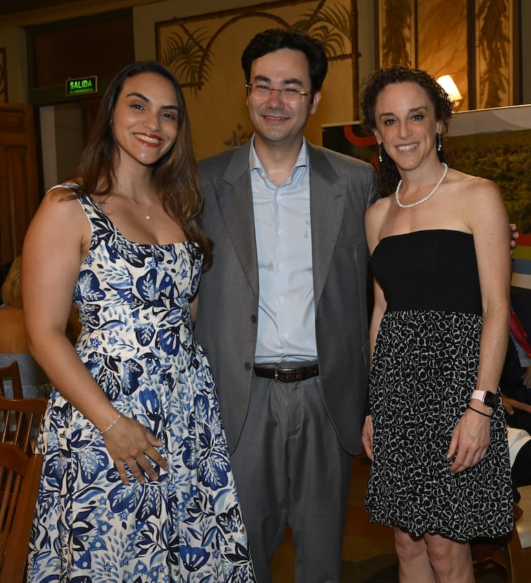 Barbara Ogata, Kenso Traving y Leanne Cannon. 
