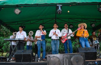 Oscar López, es vocalista también de la Banda Show Aguaray