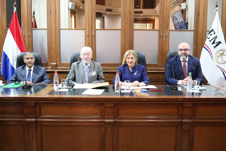 Los miembros del JEM que sesionaron en forma presencial, de izquierda a derecha: el ministro de la Corte Manuel Ramírez Candia, el ministro de la Corte y presidente del Jurado César Garay, la vicepresidenta 1° Alicia Pucheta y el consejero Enrique Berni.