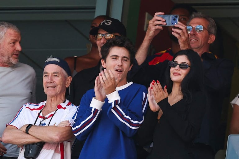 El actor franco-estadounidense Timothée Chalamet (C), la personalidad mediática estadounidense Kylie Jenner (D) y Marc Chalamet (I) asisten a la final del Mundial de Fútbol de 2026 entre España y Argentina en el estadio de Nueva York/Nueva Jersey en East Rutherford el 19 de julio de 2026.