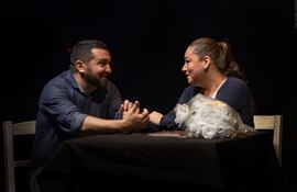 Fabio Chamorro y Katia García en la obra "No dejen que sangren las flores", dirigida por Héctor Silva.