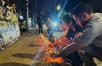 Médicos se movilizan por mejores condiciones y encienden velas por residentes fallecidos