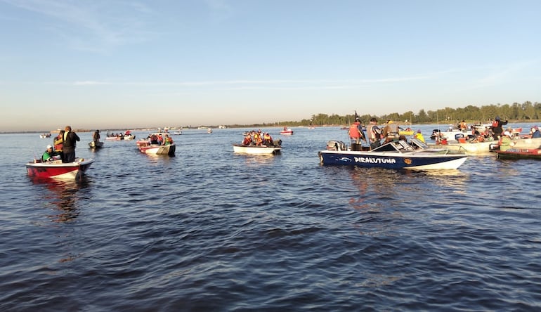 Una gran cantidad de equipistas aprestan anzuelos para la tradicional competencia de pesca deportiva Aniversario del C.N.R. El Mbiguá.