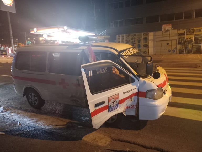 Ambulancia que trasladaba a un herido chocó sobre la PY02.