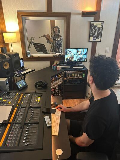 Marcelo Ortigoza (al fondo) grabó no solo flauta, sino también el saxo, de todas las composiciones originales que forman su EP.