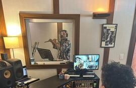 Marcelo Ortigoza (al fondo) grabó no solo flauta, sino también el saxo, de todas las composiciones originales que forman su EP.