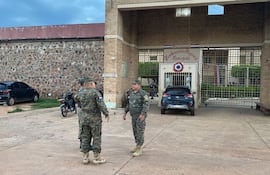 Agentes policiales llevan a cabo allanamientos en la Penitenciaría Regional de Concepción.