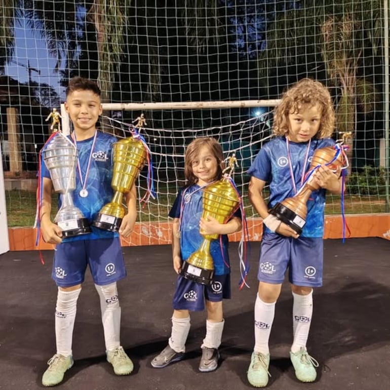 Los hermanos Noah, Gonzalo y Judah Olmedo Celano que sueñan con jugar en La Mesia del Barcelona FC en España tras ser convocados.