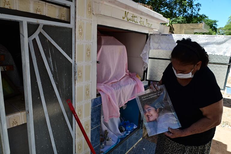 Fermina Notario, visitó la tumba de su hija, fallecida en pandemia y lamentó el estado del Cementerio del Sur.