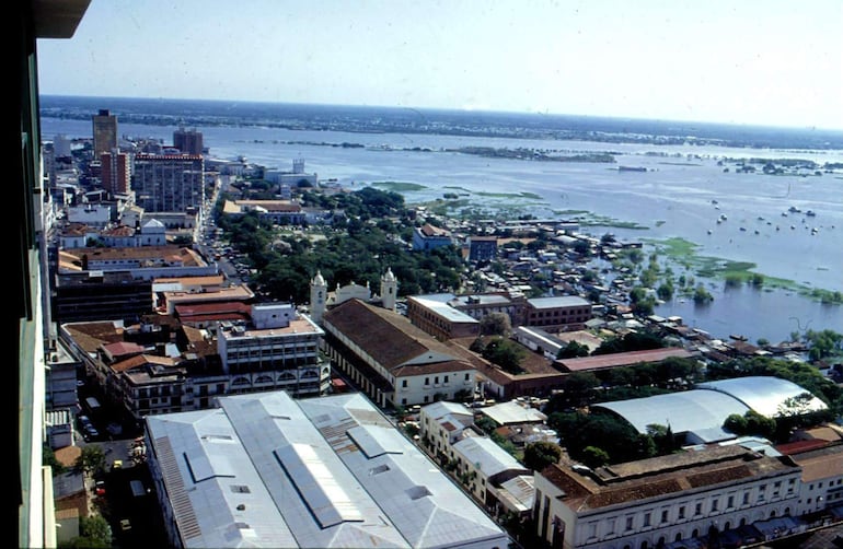Vista panorámica de Asunción con el río Paraguay, edificios variados y vegetación, sin personas presentes.