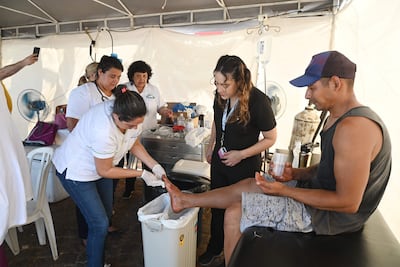 Un peregrino con ampollas en los pies, es atendido en uno de los puestos sanitarios instalados para la asistencia. 