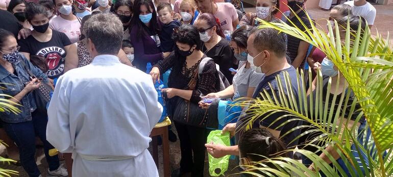 Bendiciones en las cercanía de la Basílica de Caacupe.
