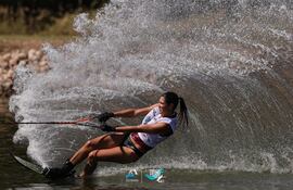 Constanza Codas Bedoya (1/1/2007) se alzó tres preseas en el certamen latinoamericano de esquí náutico en Córdoba.