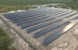 La planta solar fotovoltaica de Puerto Esperanza debería culminar en noviembre y se ve actualmente de esta manera (Gentileza de la ANDE).