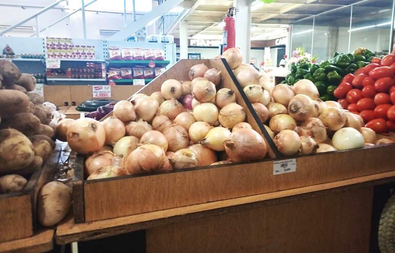 En los supermercados de la zona de Paraguarí, la cebolla se comercializa a G. 6.850 el kilo.