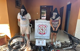 Pareja detenida luego de robar y desarmar una motocicleta.